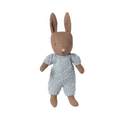 Maileg Hase Mikro im blauen Strickanzug, braun-blau