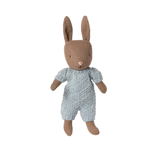 Maileg Hase Mikro im blauen Strickanzug, braun-blau