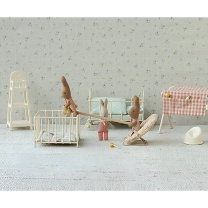 Miniaturset für Puppenhäuser mit Babymöbeln und Spielzeug von Hase my - dots