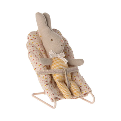 Weiche hase samtstoff spielzeuge in beige und pastellfarben als ökologische baby- und kinderprodukte ideal geschenke