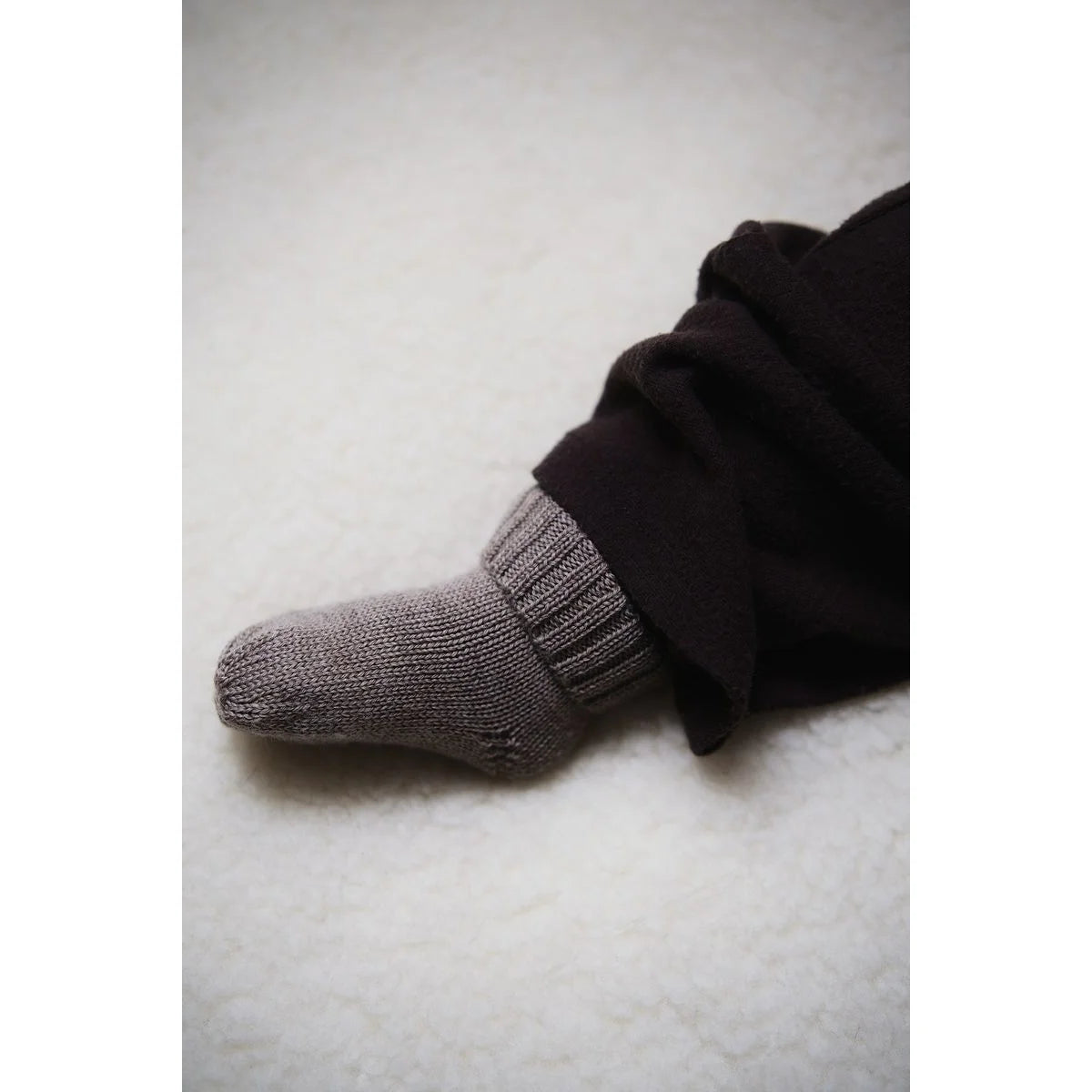 Kico Label Hausschuhe aus Merinowolle in Taupe am Babyfuss