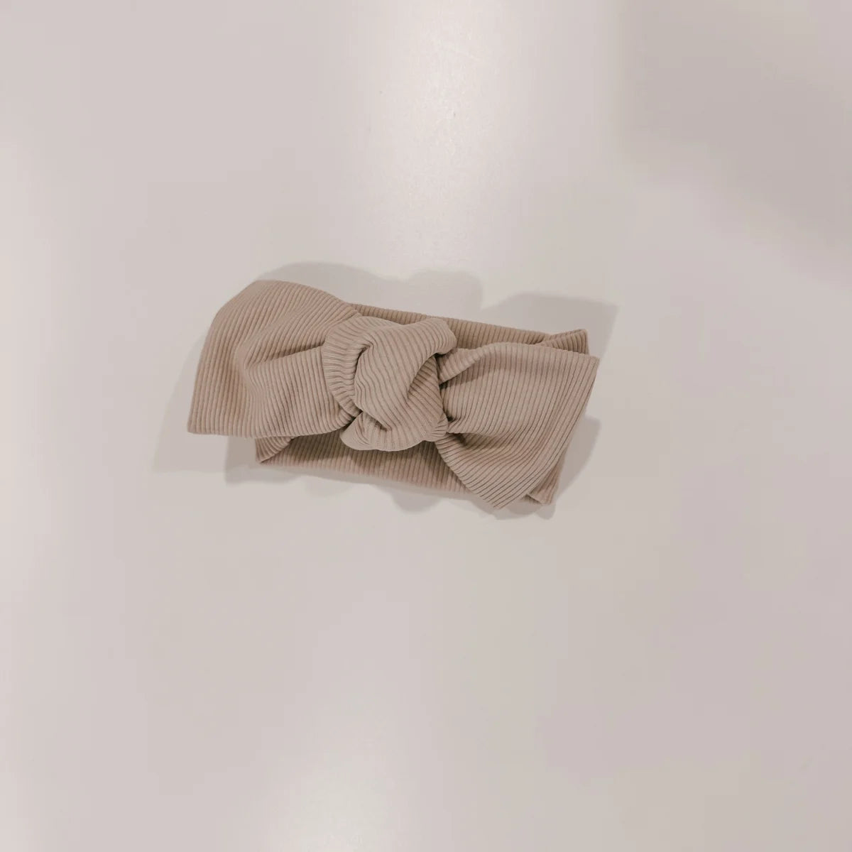 Beige gerippter Baby-Haarband mit Schleife aus der Headband Collection