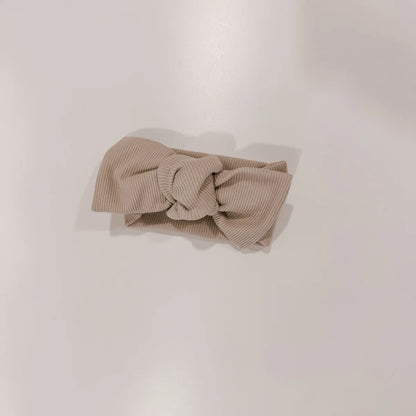 Beige gerippter Baby-Haarband mit Schleife aus der Headband Collection