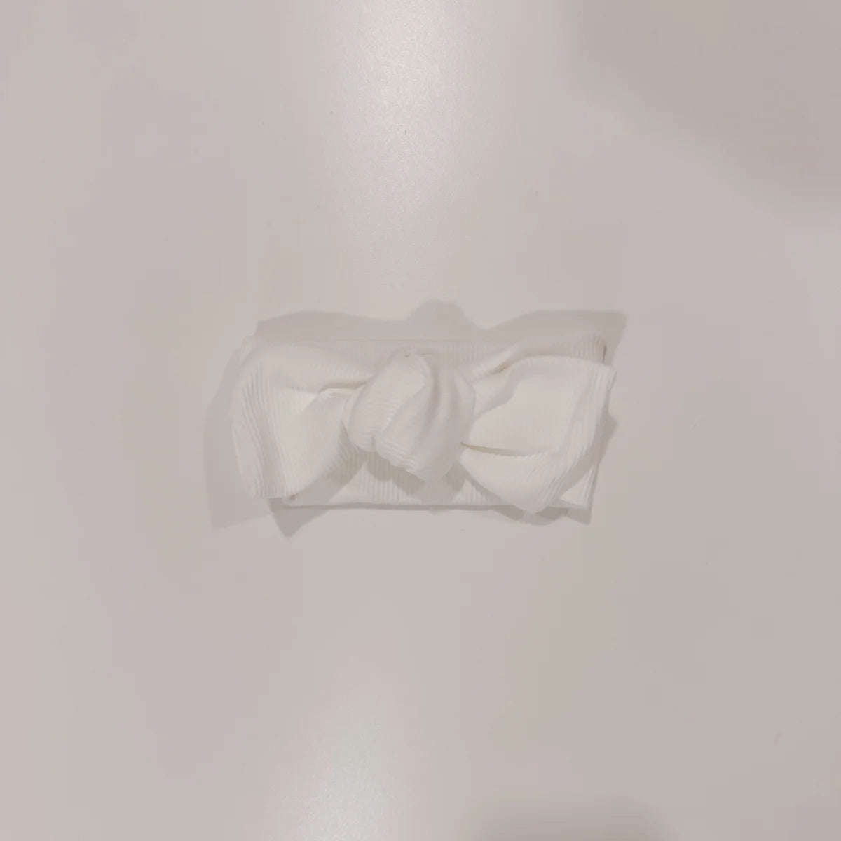 Weiße Babyhaarband mit Schleife aus der Headband-Kollektion