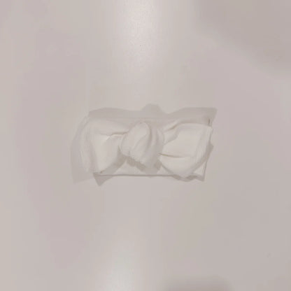 Weiße Babyhaarband mit Schleife aus der Headband-Kollektion