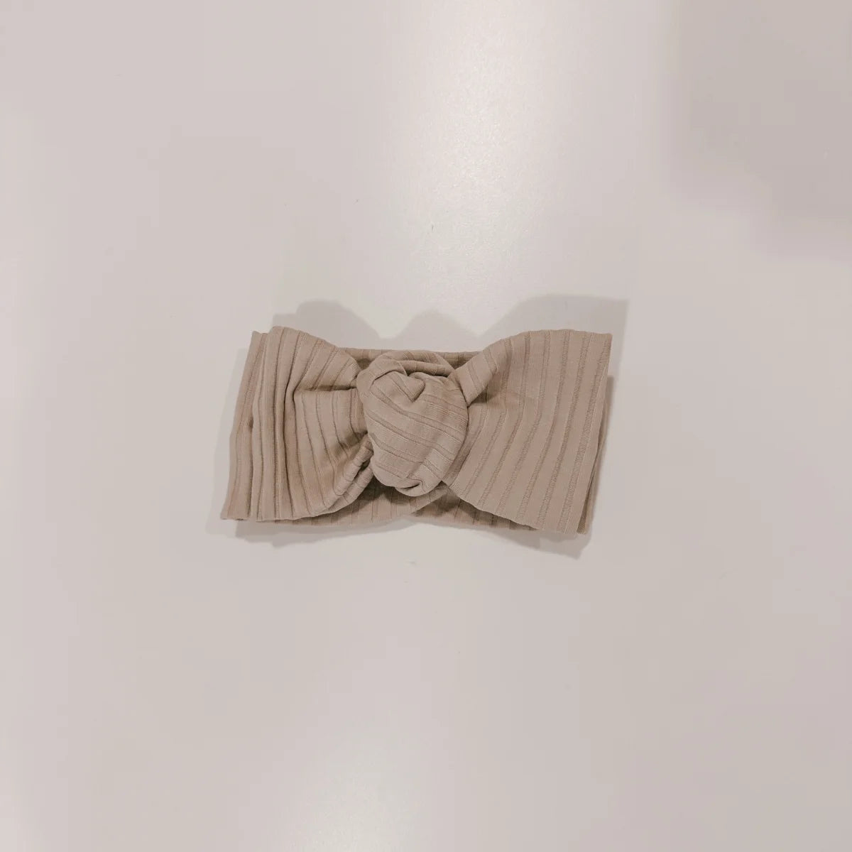 Beige gerippter Baby-Haarband mit Knoten aus der Headband Kollektion