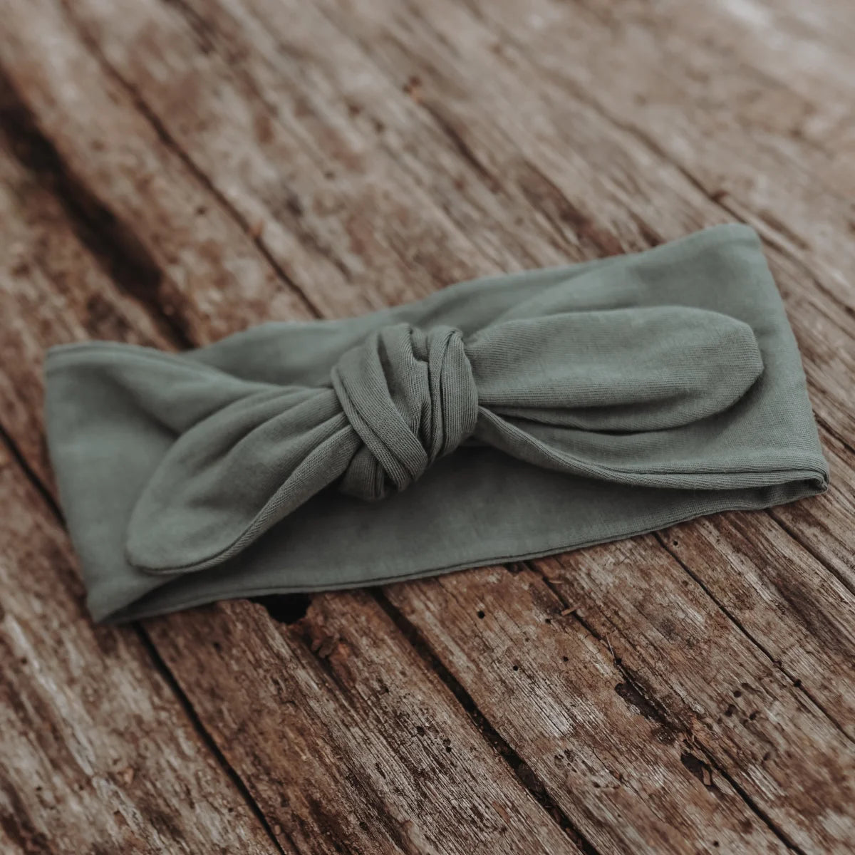 Sagegrünes Headband mit Knotenbogen-Design aus Stoff, erhältlich in verschiedenen Farben