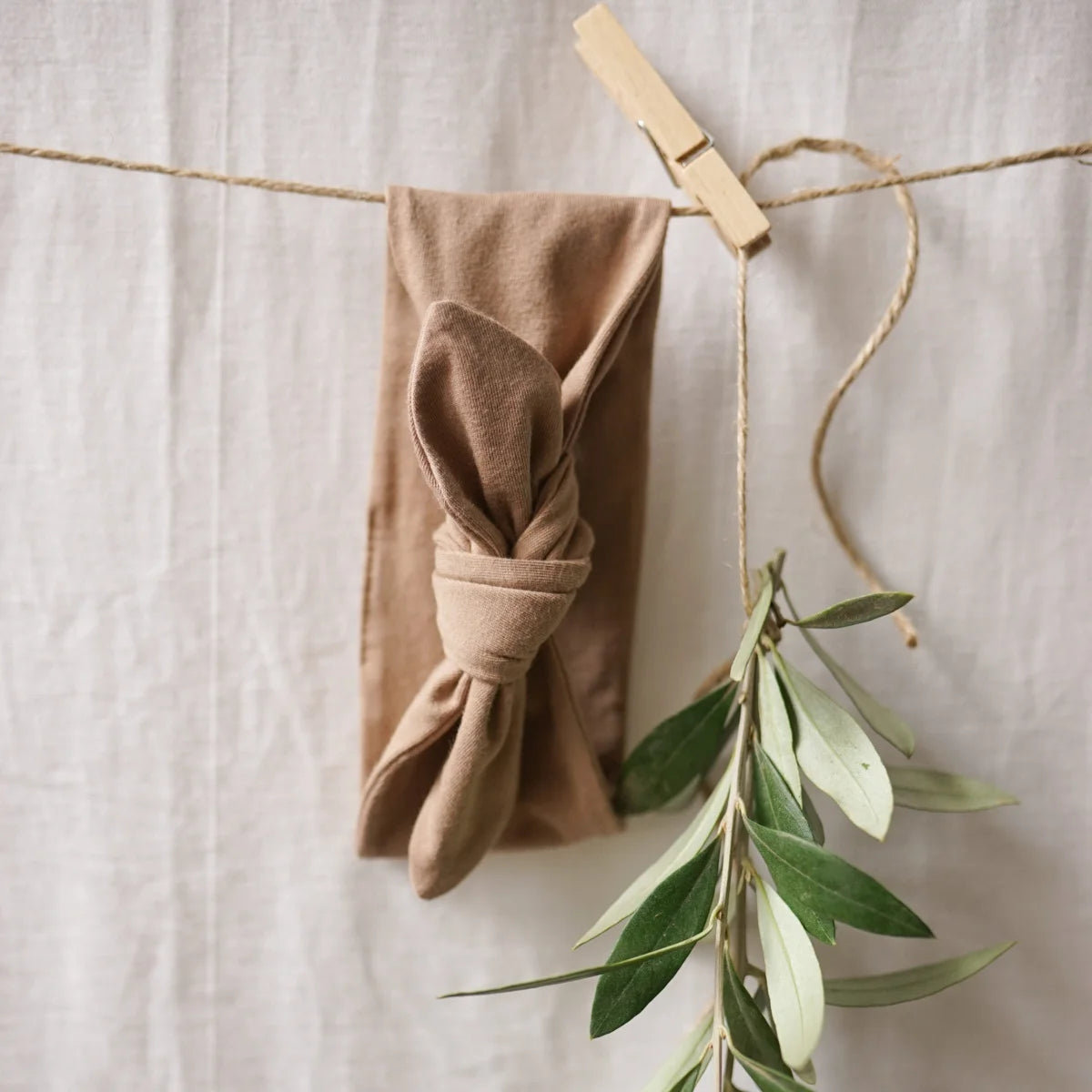 Beige Stoffkopfbedeckung mit geknotetem Bogen im Produkt Headband verschiedene Farben