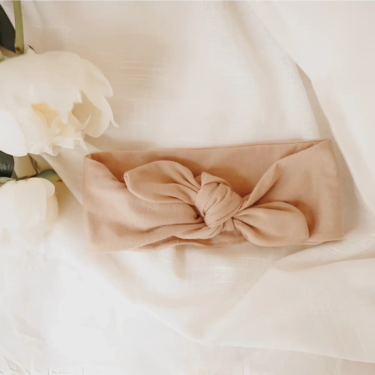 Pale pink Stoffkopfbedeckung mit geknotetem Schleifendetail in verschiedenen Farben