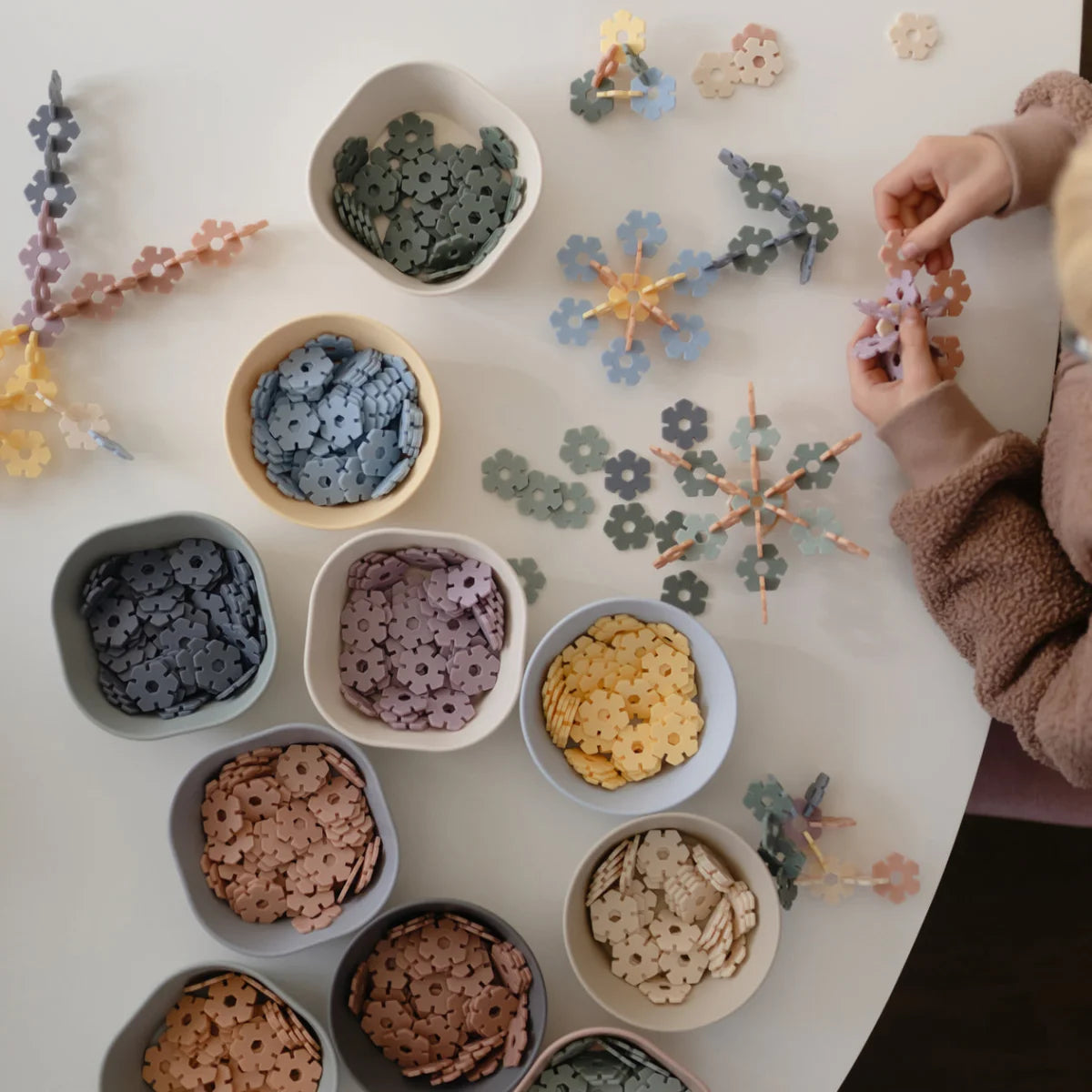 Bunte blumenförmige Bausteine des HEX Connect Building Spielsets