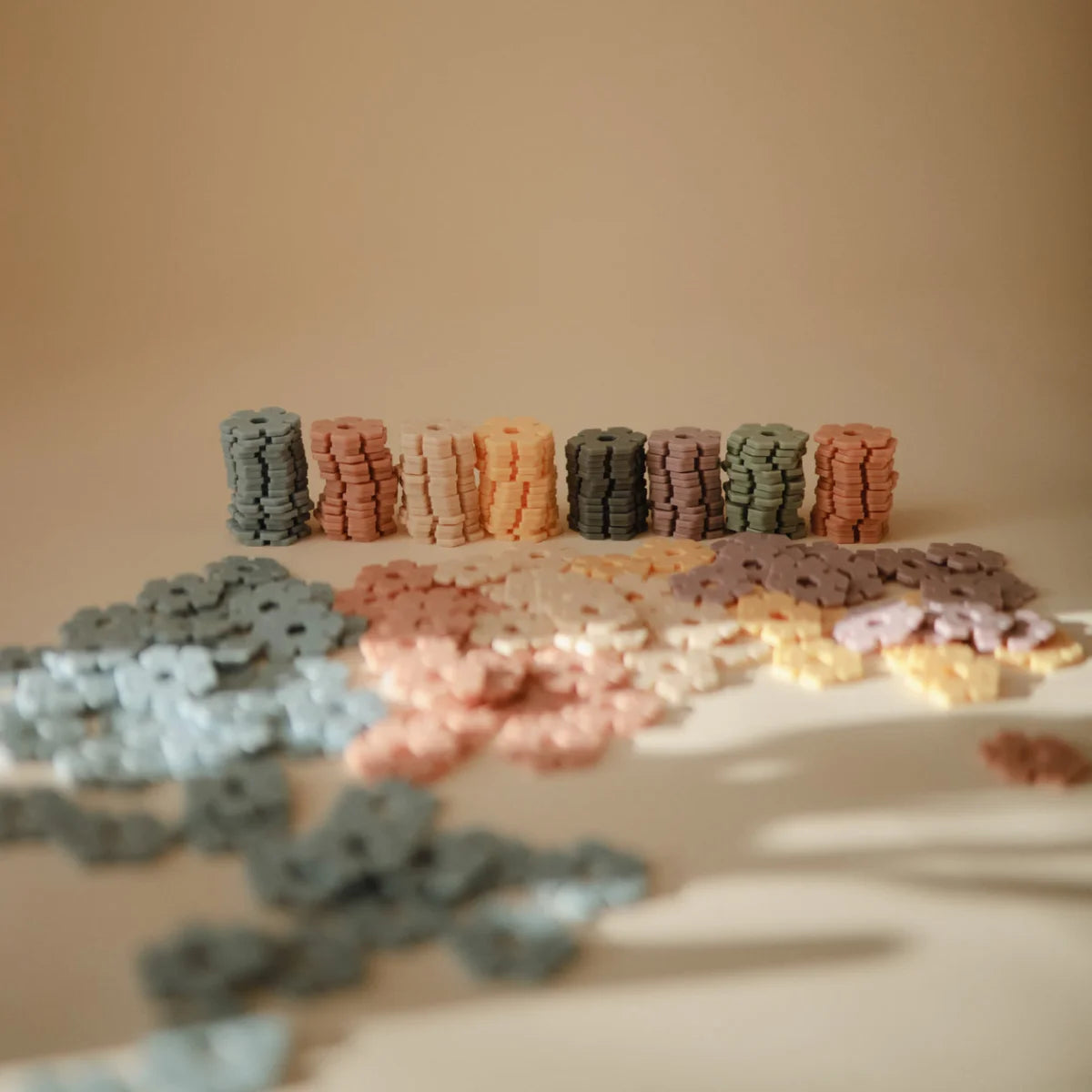 Bunte, ineinandergreifende Plastikscheiben im HEX Connect Building Spieleset