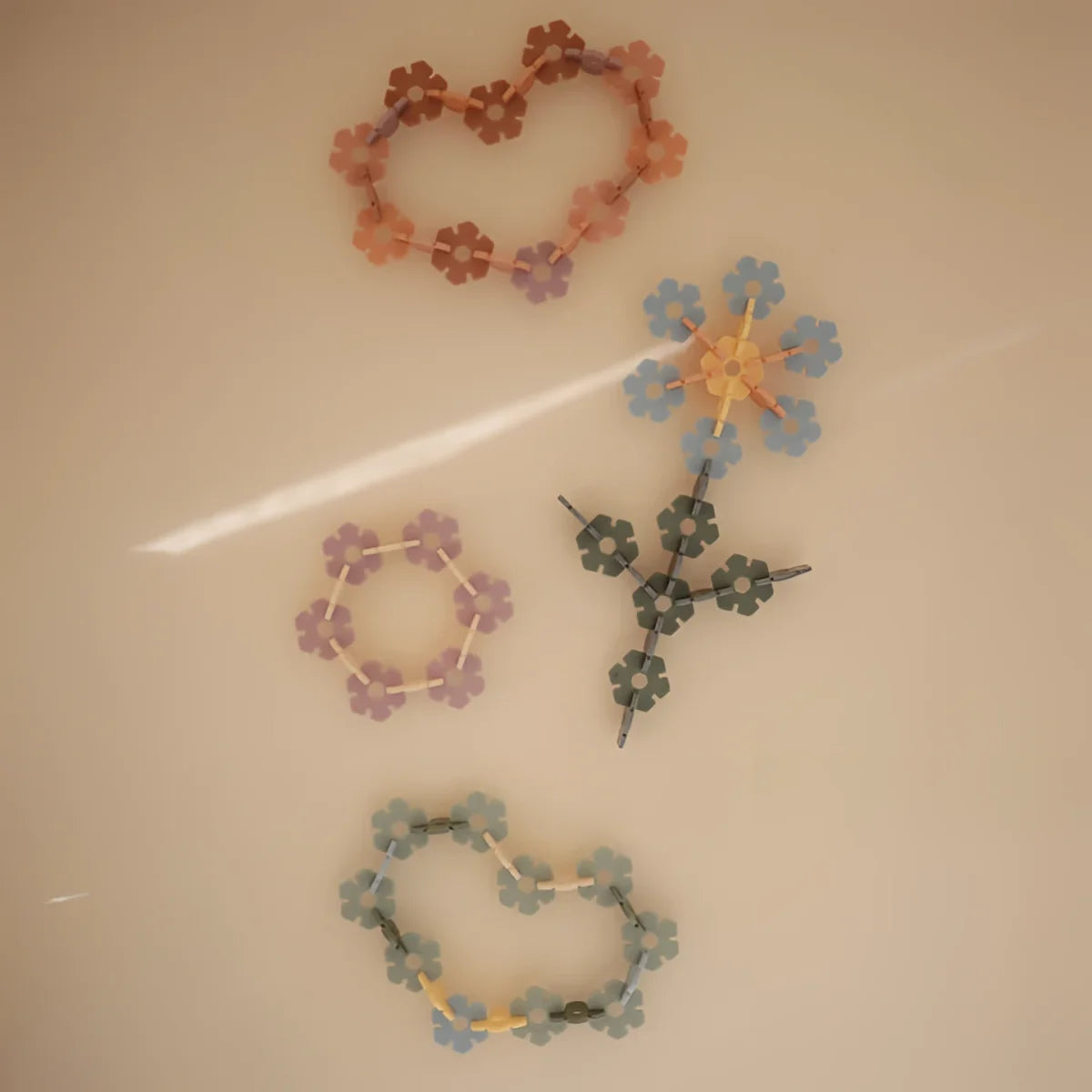 Bunte, ineinandergreifende Blumenspielzeuge im HEX Connect Building Spieleset