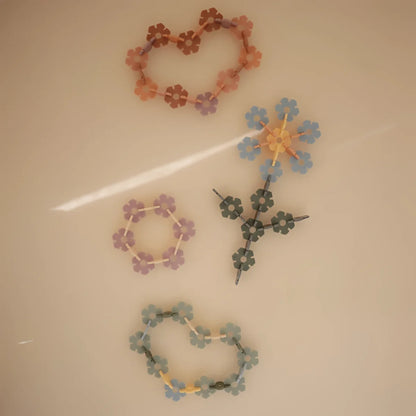 Bunte, ineinandergreifende Blumenspielzeuge im HEX Connect Building Spieleset