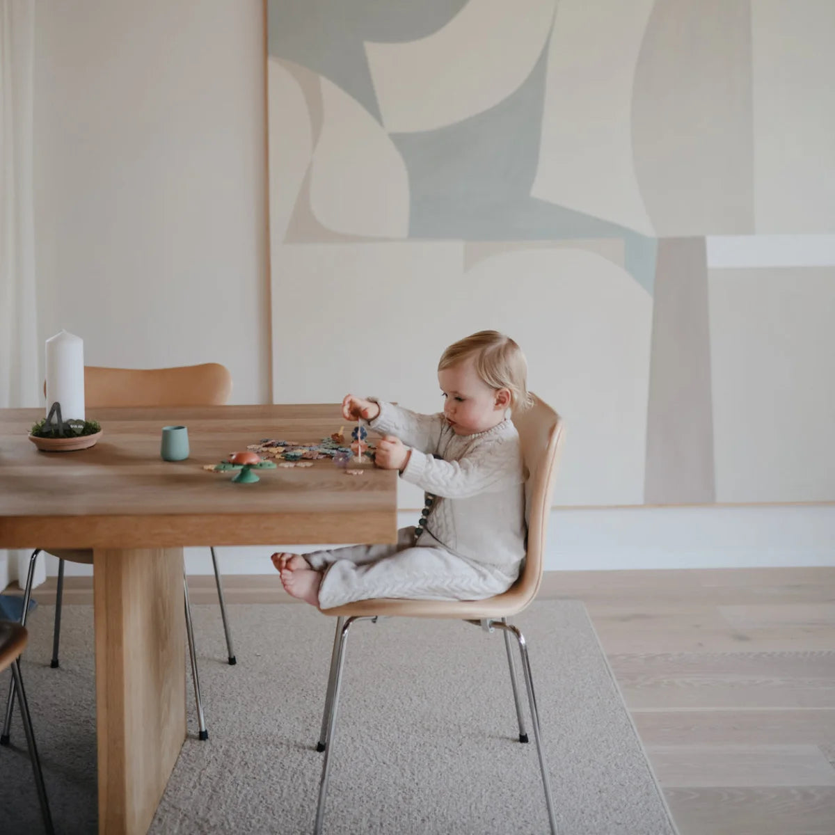 Kleines Baby spielt an einem Tisch mit dem HEX Connect Building Spielset