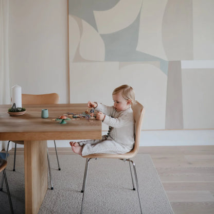 Kleines Baby spielt an einem Tisch mit dem HEX Connect Building Spielset
