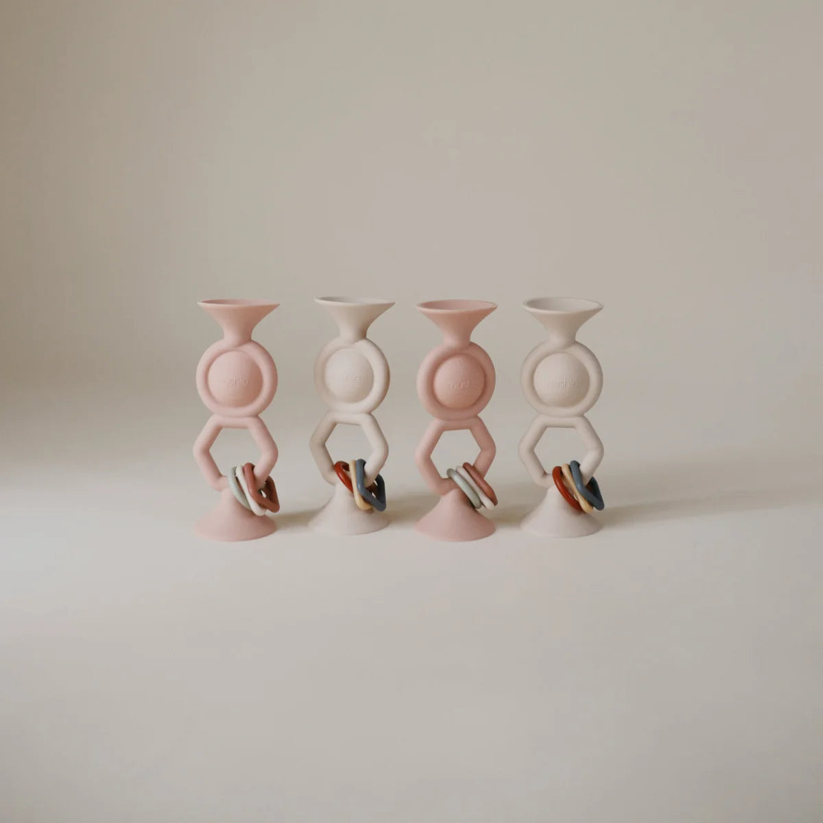 Vier dekorative Kerzenhalter für HexaPop Suction Toy im stilvollen Design