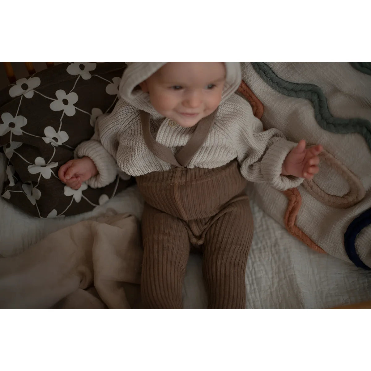 Süßes Baby in Hooded Strickjacke und Cordhosen, Hippy Footed Strumpfhosen mit Träger