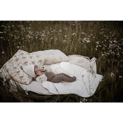 Baby liegt auf einer Decke mit Kissen in Hippy Footed Strumpfhosen mit Träger Cocoa Blend