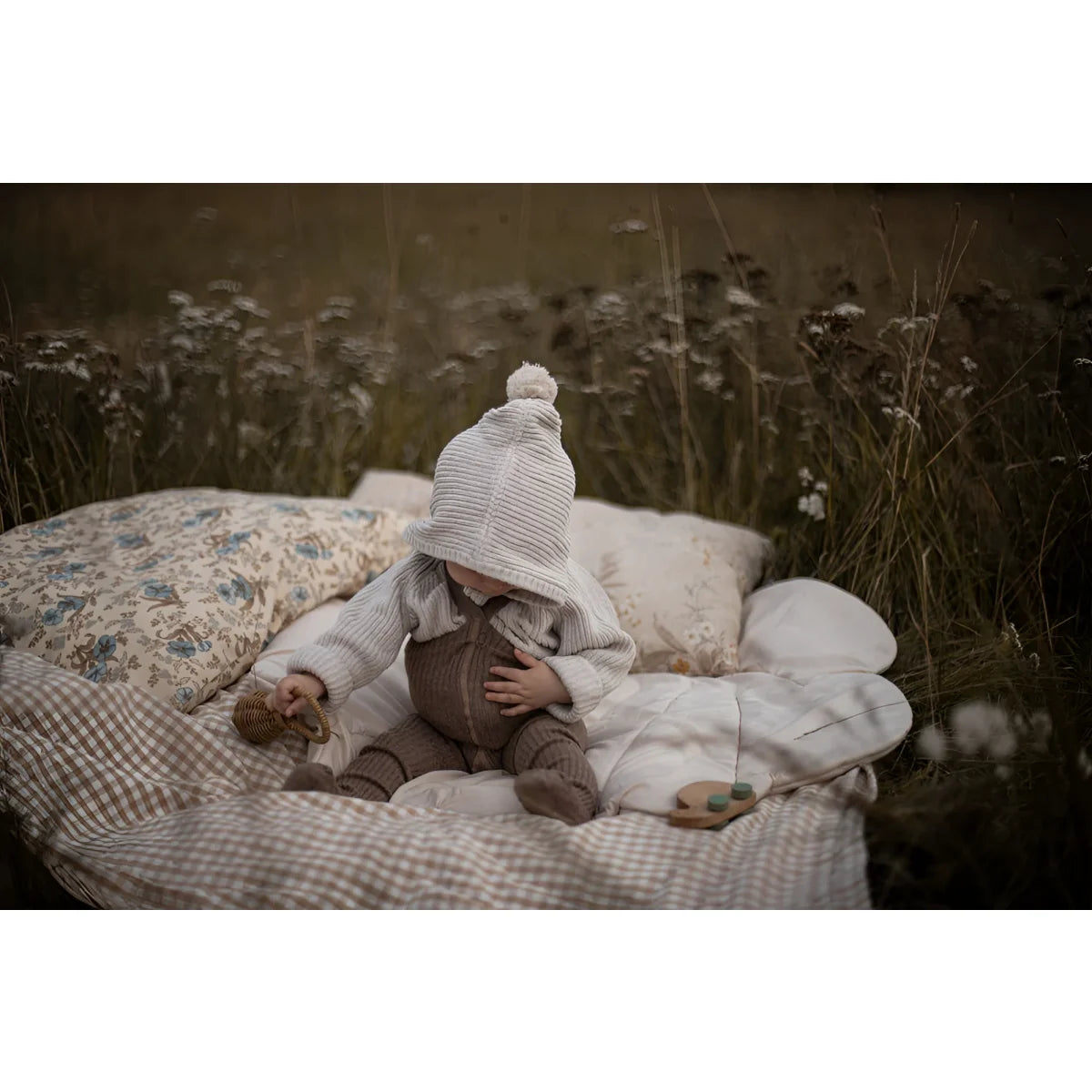 Baby in einem Kapuzen-Outfit aus Hippy Footed Strumpfhosen mit Träger Cocoa Blend