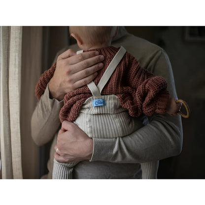 Baby in einer gestrickten Decke, eng an Brust gehalten, für Hippy Footed Strumpfhosen
