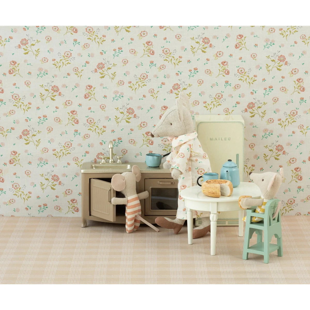 Cremefarbener Mailee-Mini-Kühlschrank im vintage Design für Hochstuhl Maus mint