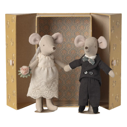 Hochzeitsmäuse Paar in Box, Mama und Papa: cremefarbene Spitzenhochzeitskleidung mit Blumenstrauss
