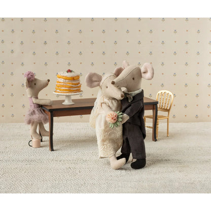 Charmantes maileg hochzeitsmäuse paar in box mit braut und bräutigam in beige spitze neben gelbem etagenkuchen auf holztisch