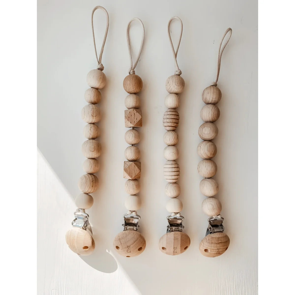 Holz Nuggikette in Quarz mit Holzclip, Perlen und Tieranhängern für Babys