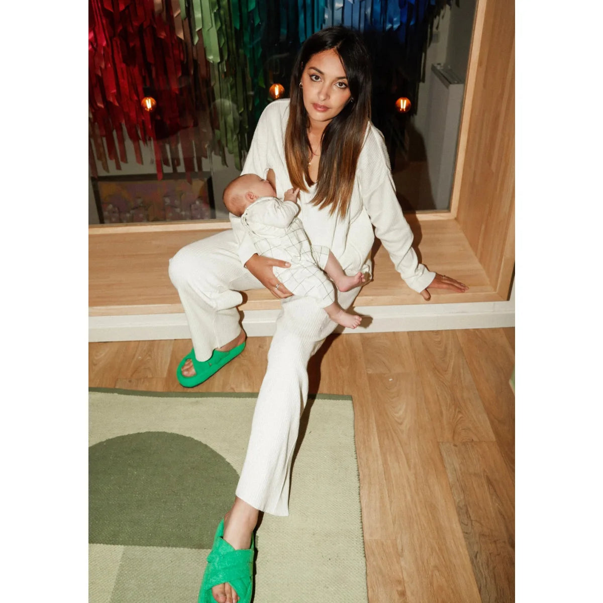 Frau stillt ihr Baby in der Home Wear MUM Sweet MUM Blanc