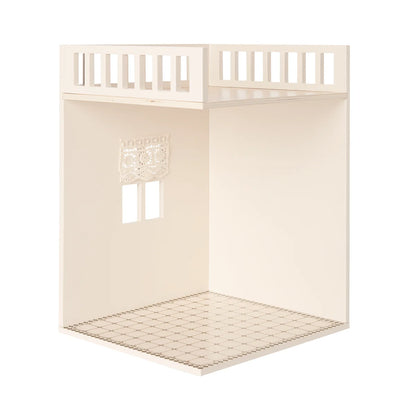 Cremeweisser Holz-Miniatur-Wäscheschrank mit Gitterlehne und Spitzenvorhang