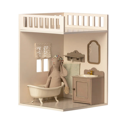 Beige Plüschhase mit Blumen-Kopftuch im Miniatur-Badewanne von House of miniature Badezimmer