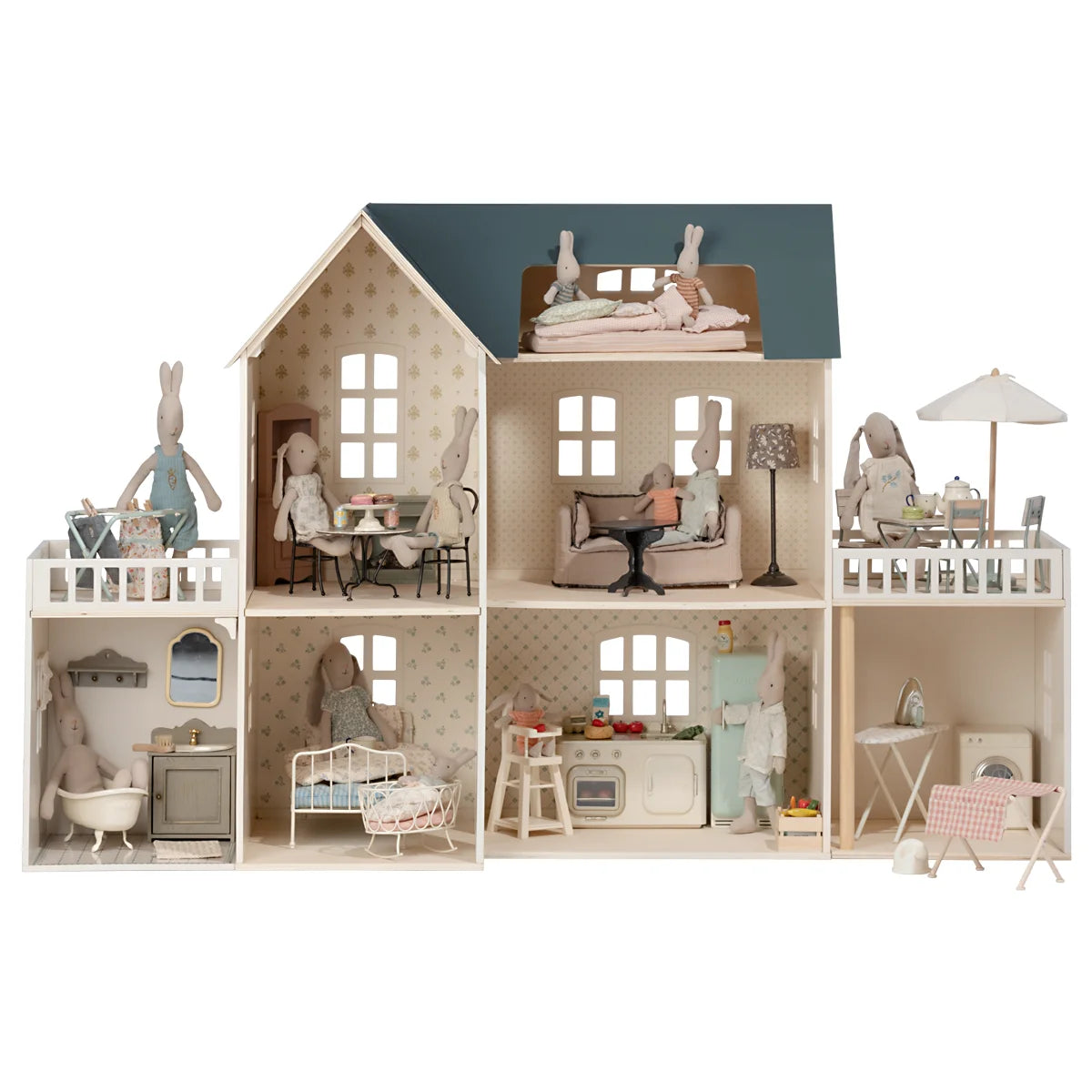 Holzpuppenhaus mit mehreren Zimmern und Miniaturmöbeln von House of Miniature