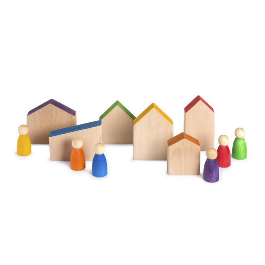 Set aus bunten Holzspielzeughäusern und Figuren mit bemalten Dächern, Körpern und Köpfen: Houses + Nins