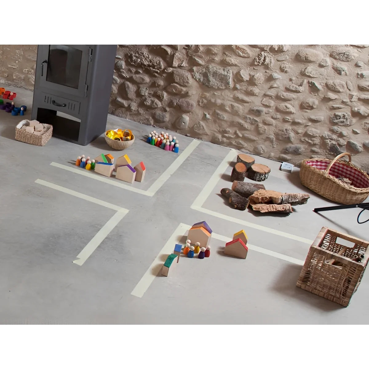Holzspielzeughäuser houses + nins mit bunten dachfarben und einfachem blockdesign auf betonboden mit weißem klebeband