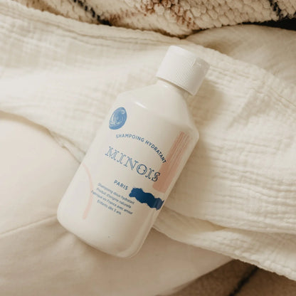 Weiße plastikflasche minois paris hydrating shampoo 300 ml mit blauem und pinkem abstraktem etikettdesign