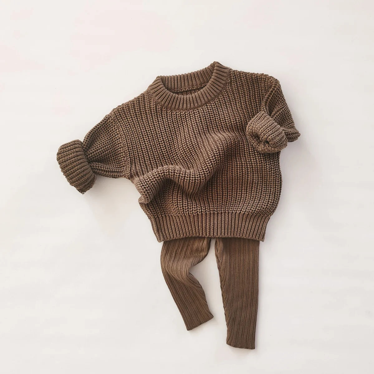 Brauner Strickpullover mit passenden gerippten Leggings in Kaffee-Farbe