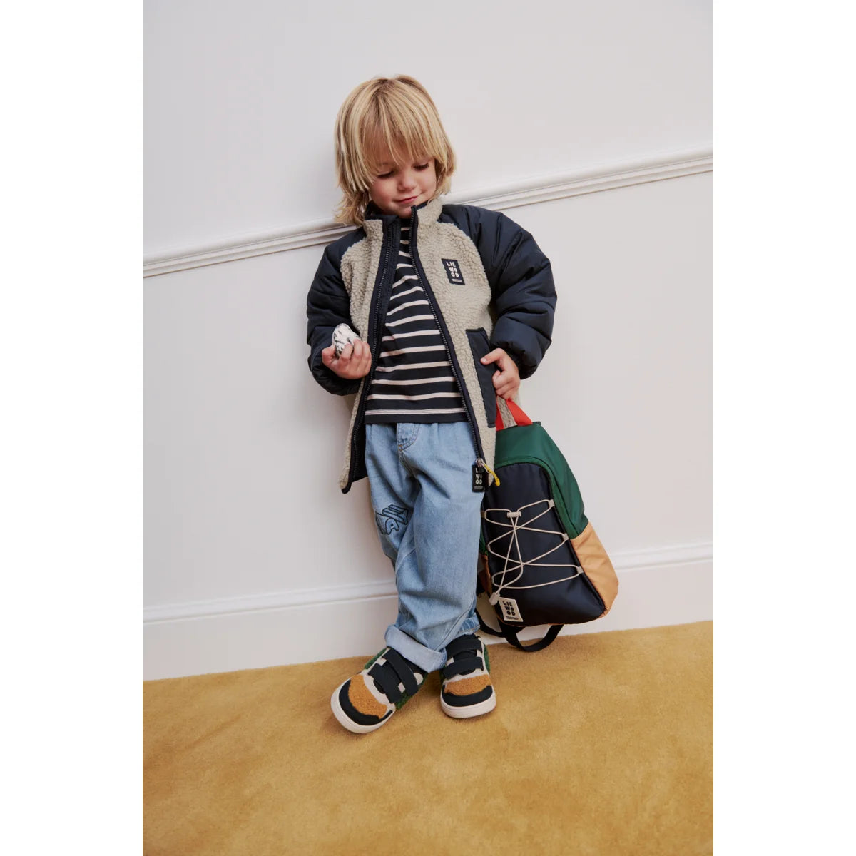 Multifarbiger canvas-rucksack mit grünen navyblauen und braunen paneelen und weißen kordeldetails jacket runa mist classic