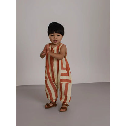 Kind in rückenfreiem Jumpsuit Tomato Stripes mit orange-cremefarbenen Streifen