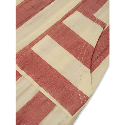 Nahkaufschnitt eines roten-cremefarbenen gestreiften Jumpsuits Tomato Stripes mit sichtbarer Taschensteppung