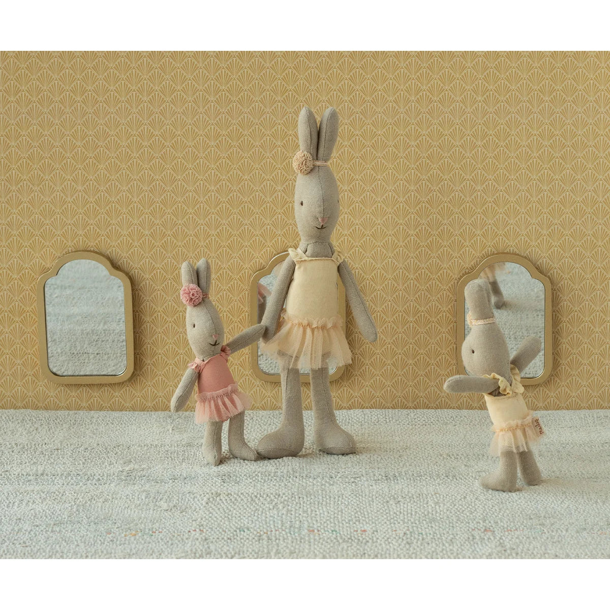 Weiche beige Stoffhasenpuppen in Ballettröckchen und Blumenhauben