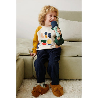 Kind in buntem Peppermint-Mix-Sweatshirt mit BEINTA Karaoke-Mikrofon