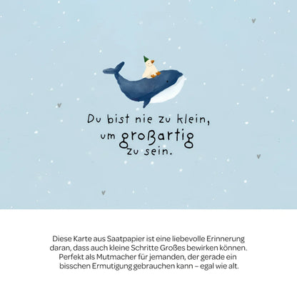 Karte mit weichem blauem walfisch und cremefarbenem küken mit grünem partyhut du bist nie zu klein um grossartig zu sein
