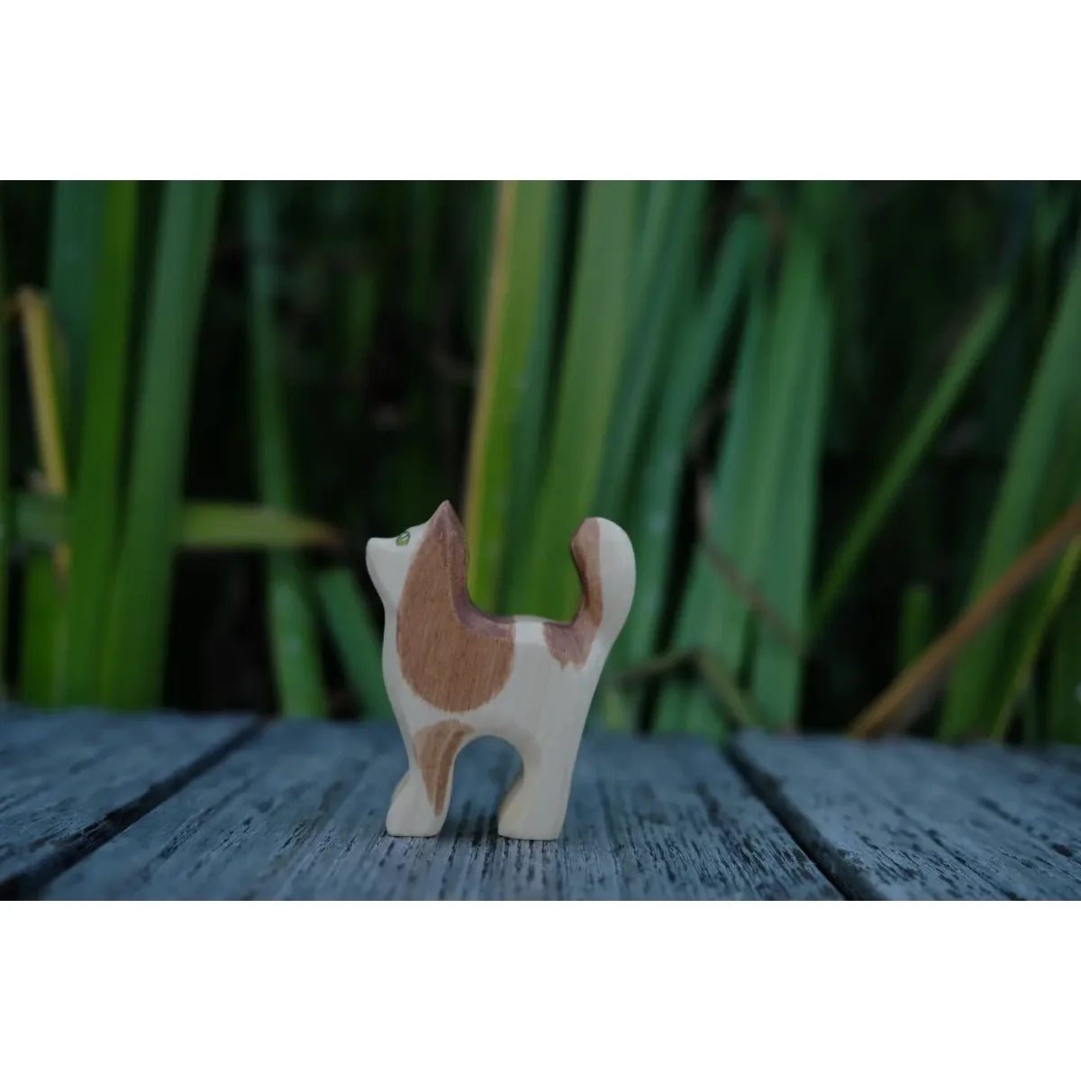 Holz-Katzenfigur mit weisser Basis und braunen Flecken