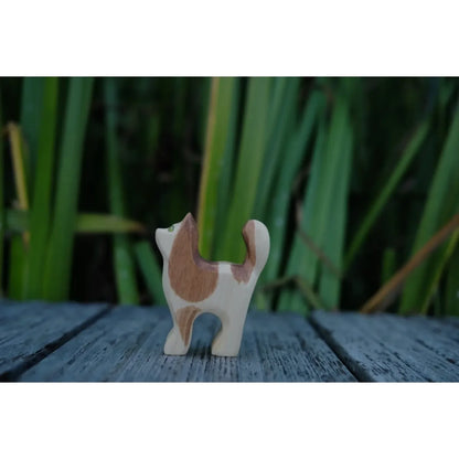 Holz-Katzenfigur mit weisser Basis und braunen Flecken