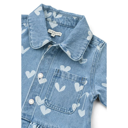 Helle blaue Denimjacke mit weißen Herzen und silbernen Knöpfen
