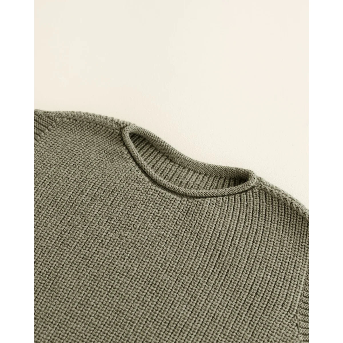 Nahaufnahme eines grünen Strickpullovers mit Rippenkragen für Kids Vest Harvey Artischocke