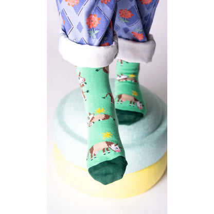 Kind trägt Kindersocken KÜHE von Thomas Jakobson