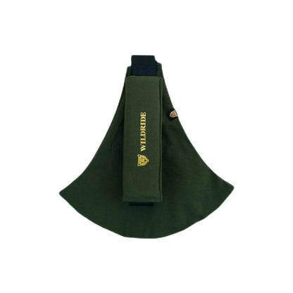 Grüner Stoff-Nackenschutz mit gelbem Logo und Text für Kindertrage Army Green