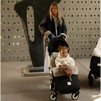 Schwarzer Kinderwagen-Fußsack Puffmuff mit weißem Gurt und Toast-Fleece