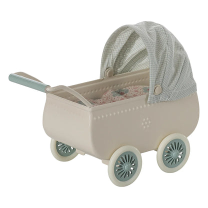 Vintage-Spielzeug-Babywagen mit Babymaus in Minze-Farbe für stilvolle Kinderzimmer